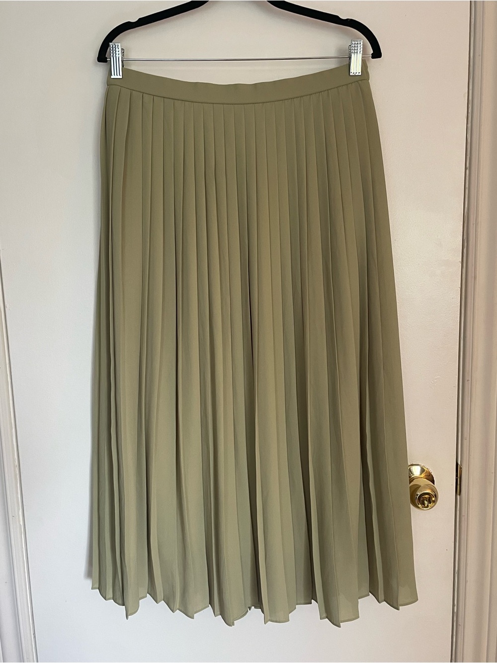 Uniqlo Olive Pleated Midi Skirt